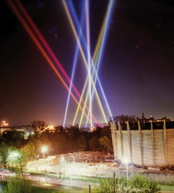 Fotograficzna dokumentacja instalacji Henryka Stażewskiego Kompozycja pionowa nieograniczona, Wrocław 1970